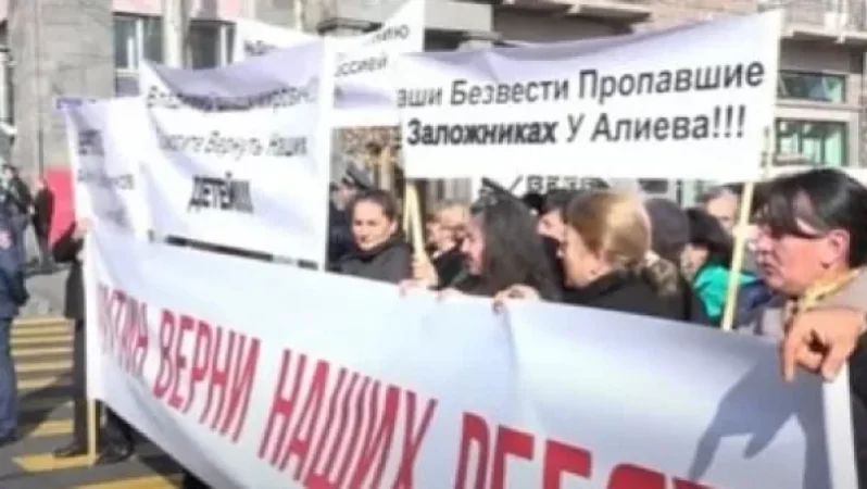«Պուտին, օգնեք վերադարձնենք մեր երեխաներին»․ Անհետ կորած ու զոհված զինծառայողների հարազատները երթ են իրականացրել