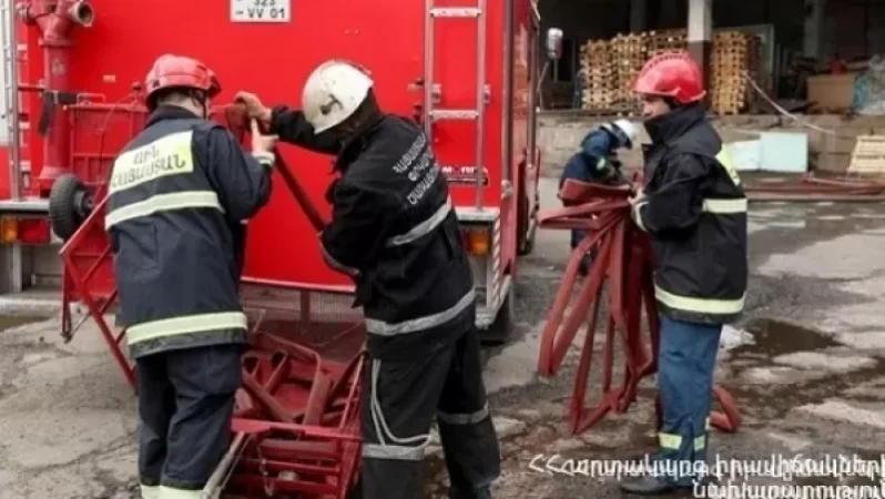 Խոշոր հրդեհ Երևանի Ռուբինյանց փողոց. այրվում է կահույքի արտադրամաս. ԱԻՆ