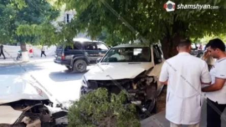 Արտաշատում բախվել են երեք Mercedes-ներն ու Toyota Corolla-ն