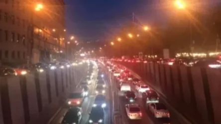 Պրոսպեկտը կանգնած է. ոստիկանները ստուգում են մեքենաների բեռնախցիկները. Ռուբեն Մելիքյան