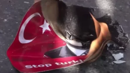 ՏԵՍԱՆՅՈՒԹ. Հայաստանի քրդական համայնքի ներկայացուցիչները Երևանում ՄԱԿ-ի շենքի դիմաց այրեցին Էրդողանի լուսանկարը