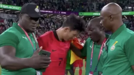 ՏԵՍԱՆՅՈՒԹ. Գանայի մարզչական թիմի անդամը փորձել է սելֆի անել լաց լինող կոերացի հարձակվողի հետ