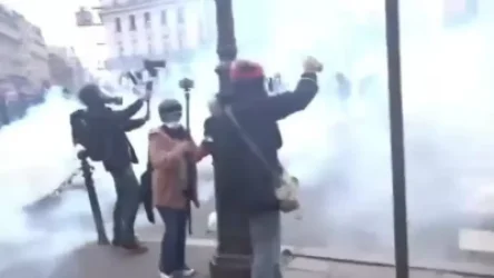 ՏԵՍԱՆՅՈՒԹ․ Փարիզի թաղամասերից մեկում ցուցարարները ուժայիններին ստիպել են փախուստի դիմել