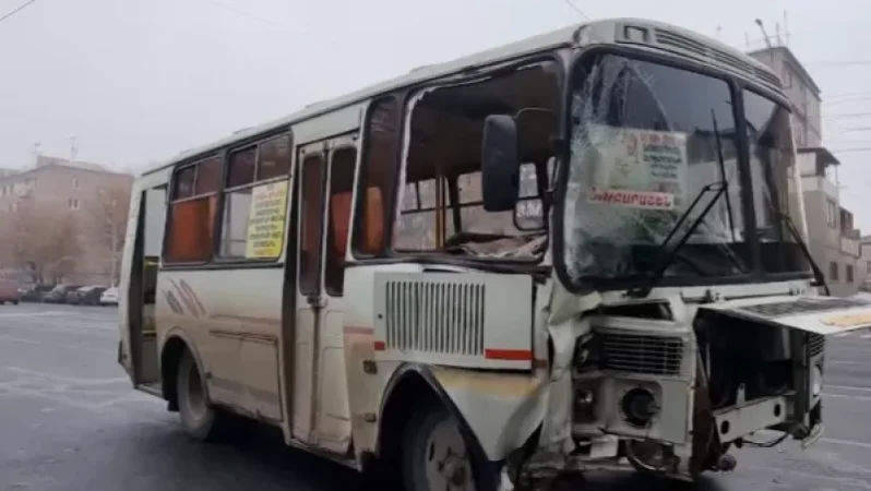 Երևանում բախվել են ինկասացիոն մեքենան ու 478 երթուղին սպասարկող ավտոբուսը. կան վիրավորներ