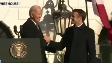 ՏԵՍԱՆՅՈՒԹ․ Բայդենի և Մակրոնի արտասովոր երկար ձեռքսեղմումը քննարկման առիթ է դարձել