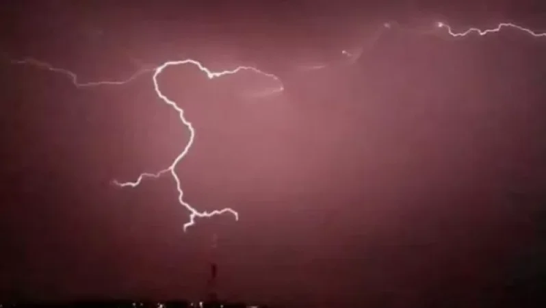 Photograph: Today's Lightning Shaped the Map of the Republic of Armenia