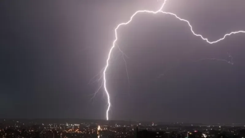 Լուսանկարներ. Երևանյան ամրոպն ու կայծակը