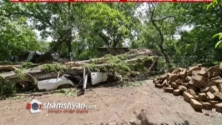 Օշականում հսկայական բարդին արմատից տապալվել ու մետաղե ջարդոնի է վերածել ՎԱԶ 2106 ն ու ՎԱԶ 2107-ը