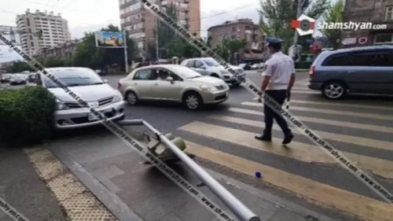 Nissan-ը բախվել է խաչմերուկը կարգավորող լուսակրին, ինչն էլ ընկել է հետիոտնի գլխին