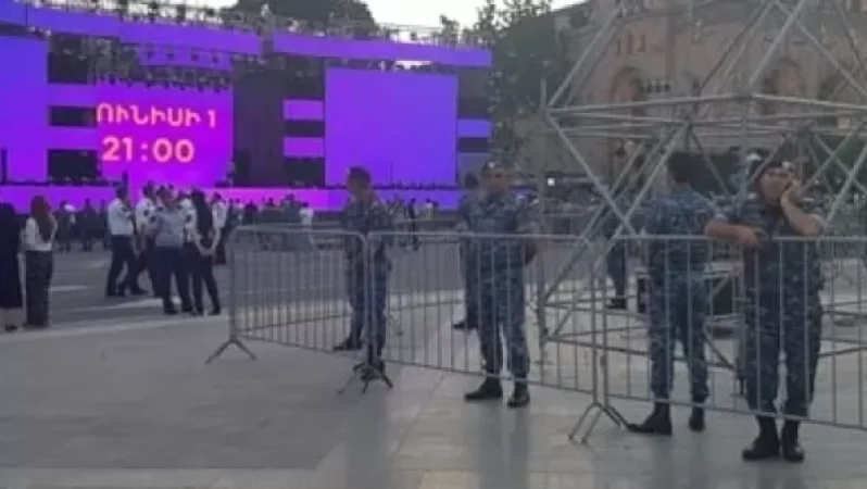 Ոստիկանները շրջափակել են Հանրապետության հրապարակում տեղադրված բեմահարթակը