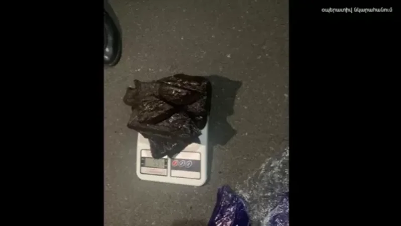 ԱԱԾ-ն շուրջ 1 կգ ափիոն է հայտնաբերել. մաքսային տերմինալի մոտից բերման է ենթարկել Իրանի քաղաքացի վարորդին և ևս 2 հոգու