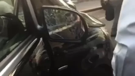 Փարիզում հայերը փորձեցին խոչընդոտել Փաշինյանի ավտոշարասյան ընթացքը․ կոտրվեց մեքենաներից մեկի հայելին