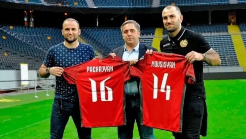 ՀՖՖ նախագահը անվանական մարզաշապիկ է նվիրել Յուրա Մովսիսյանին ու Լևոն Պաչաջյանին