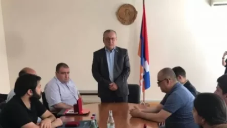 Արցախի ԱԺ նախագահը հետմահու պարգեւներ է հանձնել պատերազմում զոհվածների հարազատներին