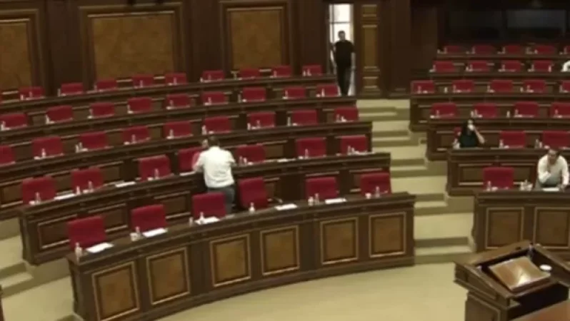 Չորս ժամ սպասում ենք․ ԱԺ-ում քվորում չկար