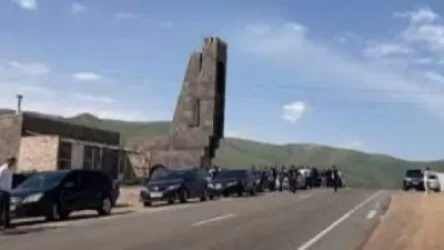 ՏԵՍԱՆՅՈՒԹ. Սյունիքի դարպասների մոտ մարզպետի գլխավորությամբ մեծաթիվ մարդիկ սպասում են Փաշինյանին. News.am