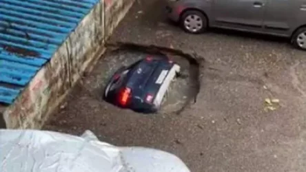 ՏԵՍԱՆՅՈՒԹ. Մումբայում մեքենան անսպասելիորեն ընկել է չօգտագործվող ջրհորի մեջ