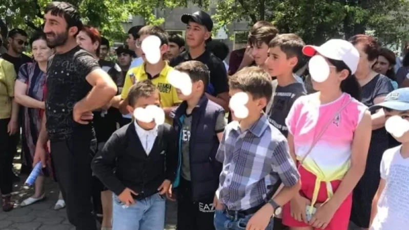 Գորիս բերված ոստիկանների աչքի առաջ դասի ժամին հրապարակ էին բերվել նաև դպրոցականները. փոխքաղաքապետ