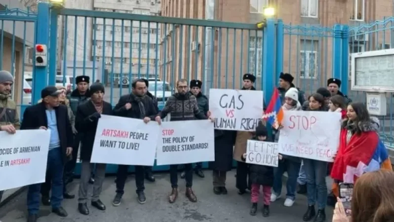 Ցուցարարներն արգելափակել են ՄԱԿ-ի հայաստանյան գրասենյակի բոլոր մուտքերը. Բեգլարյան