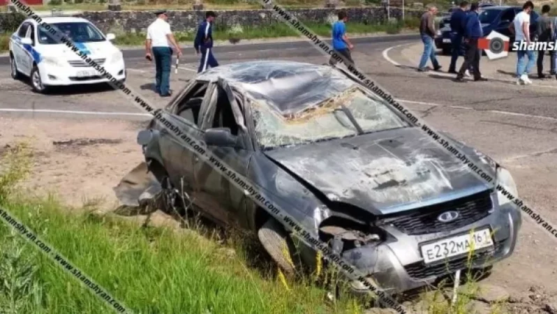 41–ամյա վարորդը ВАЗ 21703-ով բախվել է հողաթմբերին և մի քանի պտույտ շրջվելով՝ կողաշրջվել