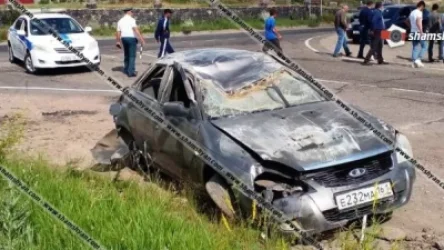 41–ամյա վարորդը ВАЗ 21703-ով բախվել է հողաթմբերին և մի քանի պտույտ շրջվելով՝ կողաշրջվել