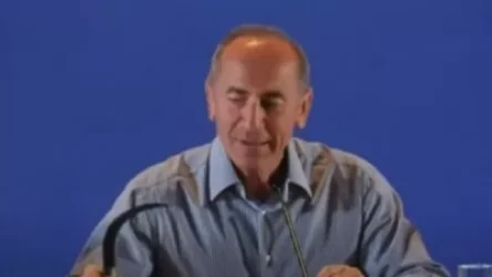 Ռոբերտ Քոչարյանին մանգաղ նվիրեցին