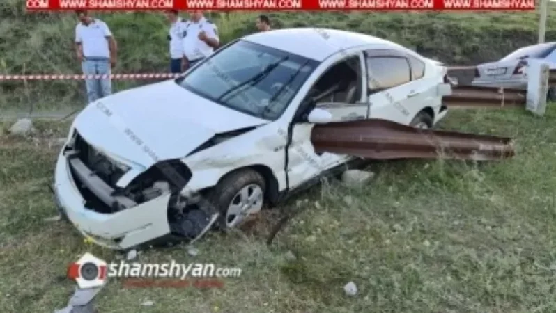 Խոշոր ավտովթար՝ Արագածոտնի մարզում. Nissan Teana-ն մխրճվել է երկաթե արգելապատնեշների մեջ