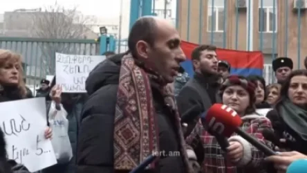 ՏԵՍԱՆՅՈՒԹ. Ուսանողները ակցիա են իրականացնում՝ Լաչինի միջանցքի բացման պահանջով․ Բեգլարյանը դիմավորեց նրանց