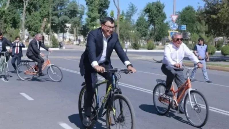 Թաթարստանի ղեկավարը և Ուզբեկստանի զբոսաշրջության նախարարը հեծանիվներով շրջել են Բուխարայի փողոցներով