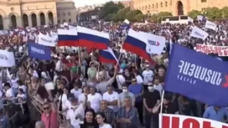 ԼՈՒՍԱՆԿԱՐ. Ռուսաստանի դրոշները` Ռ. Քոչարյանի հանրահավաքի ժամանակ