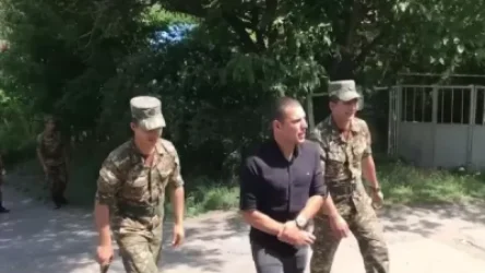 ՏԵՍԱՆՅՈՒԹ. Դիլիջանի 38/8 ընտրատեղամասի դիմաց քաղաքացիական անձը զինվորներին ուղղորդում է դեպի տեղամաս