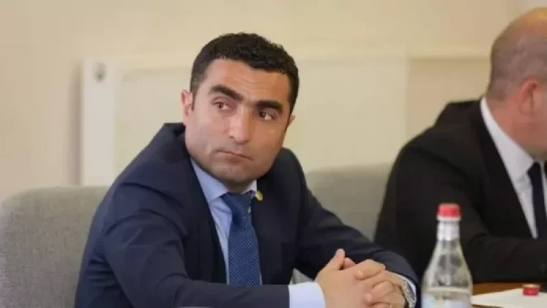 Նախկինում թավշյա էր, իսկ հիմա` պողպատյա. Ռոմանոս Պետրոսյանը` Փաշինյանին հոտնկայս դիմավորելու մասին