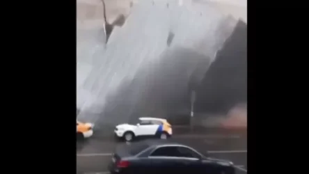 ՏԵՍԱՆՅՈՒԹ. Ռուսաստանում շենքի տանիքը փլուզվել է երթևեկելի փողոցի մեքենաների վրա