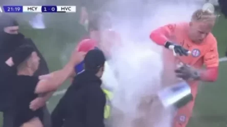 ՏԵՍԱՆՅՈՒԹ. Ավստրալիայում ֆուտբոլային խաղի ժամանակ երկրպագուները դույլը նետել են դարպասապահի գլխին