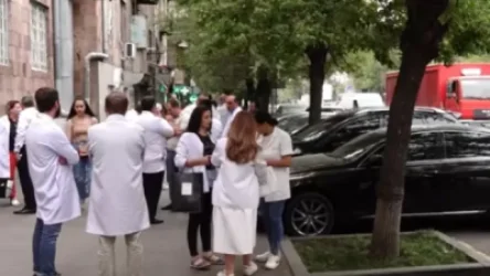 ՏԵՍԱՆՅՈՒԹ․ Ի աջակցություն Արմեն Չարչյանի բժիշկները ակցիա են իրականացնում ՀՔԾ-ի դիմաց