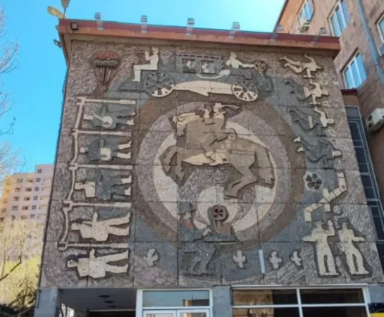 «Կուկուռուզնիկի» ճակատագրին է արժանացել Երևանի հերթական, շքեղ խճանկարներով շենքերից մեկը