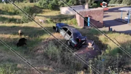 Կոտայքում 27-ամյա վարորդը Opel-ով բախվել է ծառին, շրջվել ու հայտնվել ձորակում, կա վիրավոր