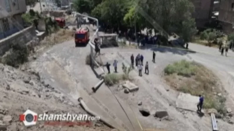 Արտակարգ դեպք՝ Երևանում. ավտոմեքենան տապալել է հսկայական գազախողովակը, վնասվել են ավտոմեքենաներ, կա վիրավոր