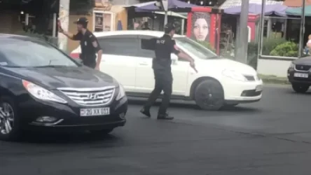 ՏԵՍԱՆՅՈՒԹ․ Երկու ոստիկան փորձում են կարգավորել խաչմերուկում մեքենաների ընթացքը