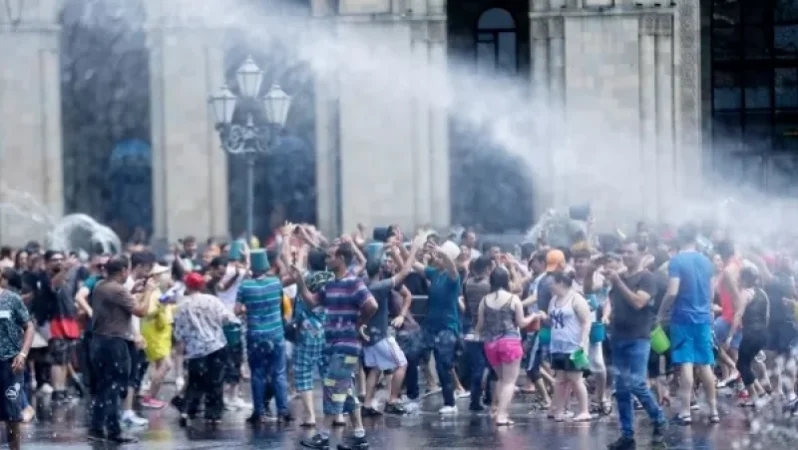 Վարդավառը նշող փոքրերին ու մեծերին են միացել նաև Երևանի քաղաքապետարանի 30 ջրցանները