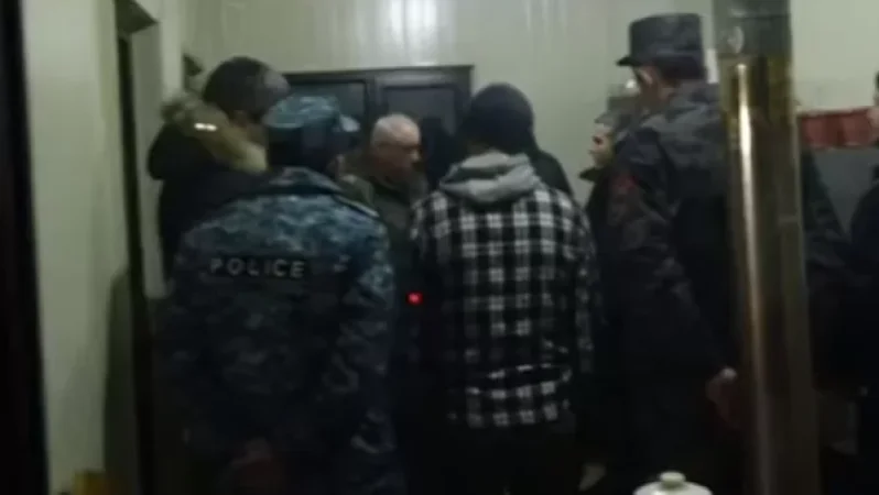 Ընթանում են ռուս խաղաղապահ զորախմբի ղեկավարի տեղակալի և հայ ակտիվիստների բանակցությունները