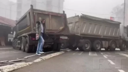 ՏԵՍԱՆՅՈՒԹ․ Կոսովոյում սերբերը բեռնատարներից բարիկադներ են սարքում