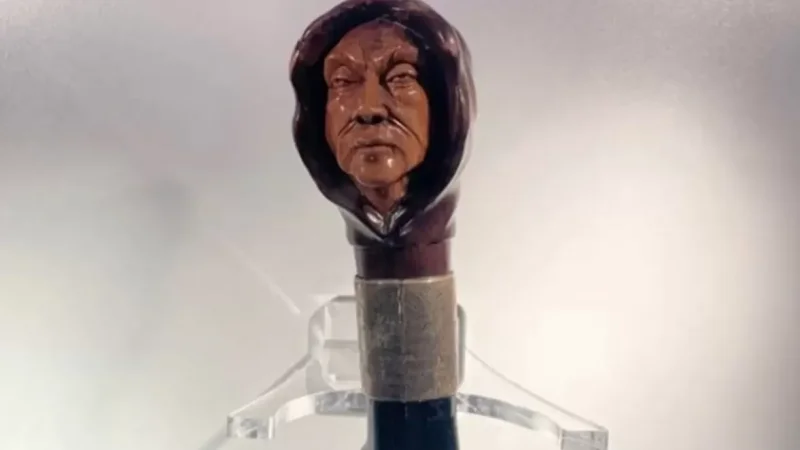 Հայտնաբերել են սերիական մարդասպանի դիմանկարով փայտե ձեռնափայտ