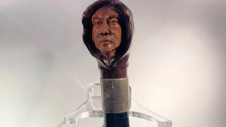 Հայտնաբերել են սերիական մարդասպանի դիմանկարով փայտե ձեռնափայտ