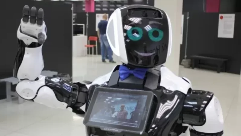 Ռուսական ռոբոտը Երևանի խանութներից մեկում աշխատում է որպես խորհրդատու