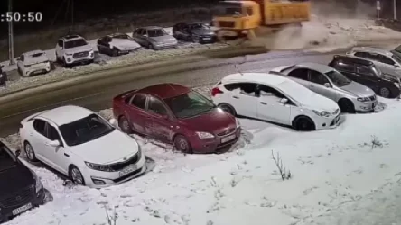 ՏԵՍԱՆՅՈՒԹ. ՌԴ-ում վարորդը քնել է ղեկին և բախվել կայանված մեքենաներին. վնասվել է 9 ավտոմեքենա