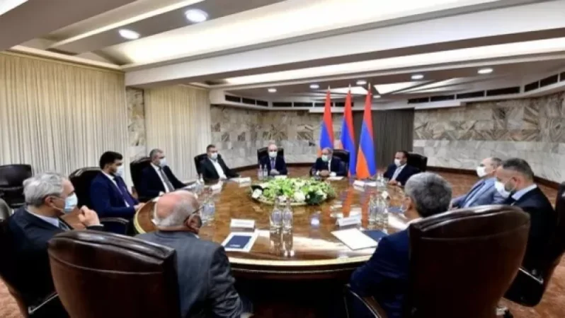Փաշինյանի մասնակցությամբ կայացել է արտախորհրդարանական քաղաքական ուժերի հետ համագործակցության խորհրդակցական ժողովի առաջին նիստը