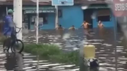 ՏԵՍԱՆՅՈՒԹ. Սպորտային ոգին իշխում է Ֆիլիպիններում. լողի մրցույթ են կազմակերպել հորդառատ անձրևներից հետո գոյացած ջրում