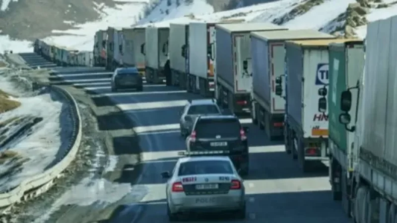 600-ից ավելի խոշոր բեռնատար է կուտակվել Վերին Լարսի ռուսական կողմում