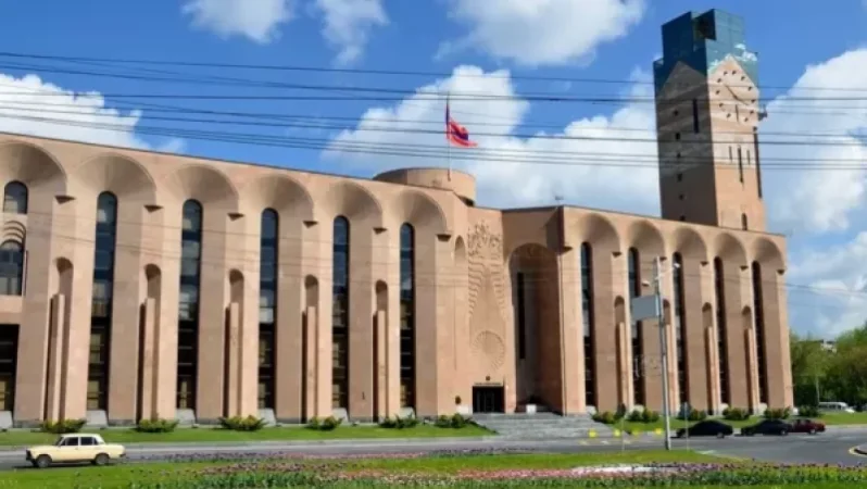 Սահմանին զոհեր ենք տալիս, իսկ քաղաքապետարանում աշխատավարձ են բարձրացնելու. «Ժողովուրդ»